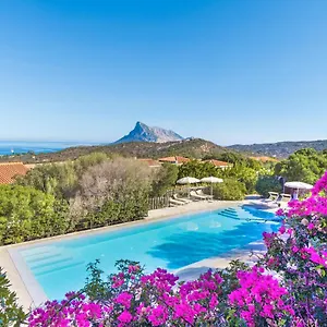 https://lu-nibareddu-aparthotel.in-sardinia.net